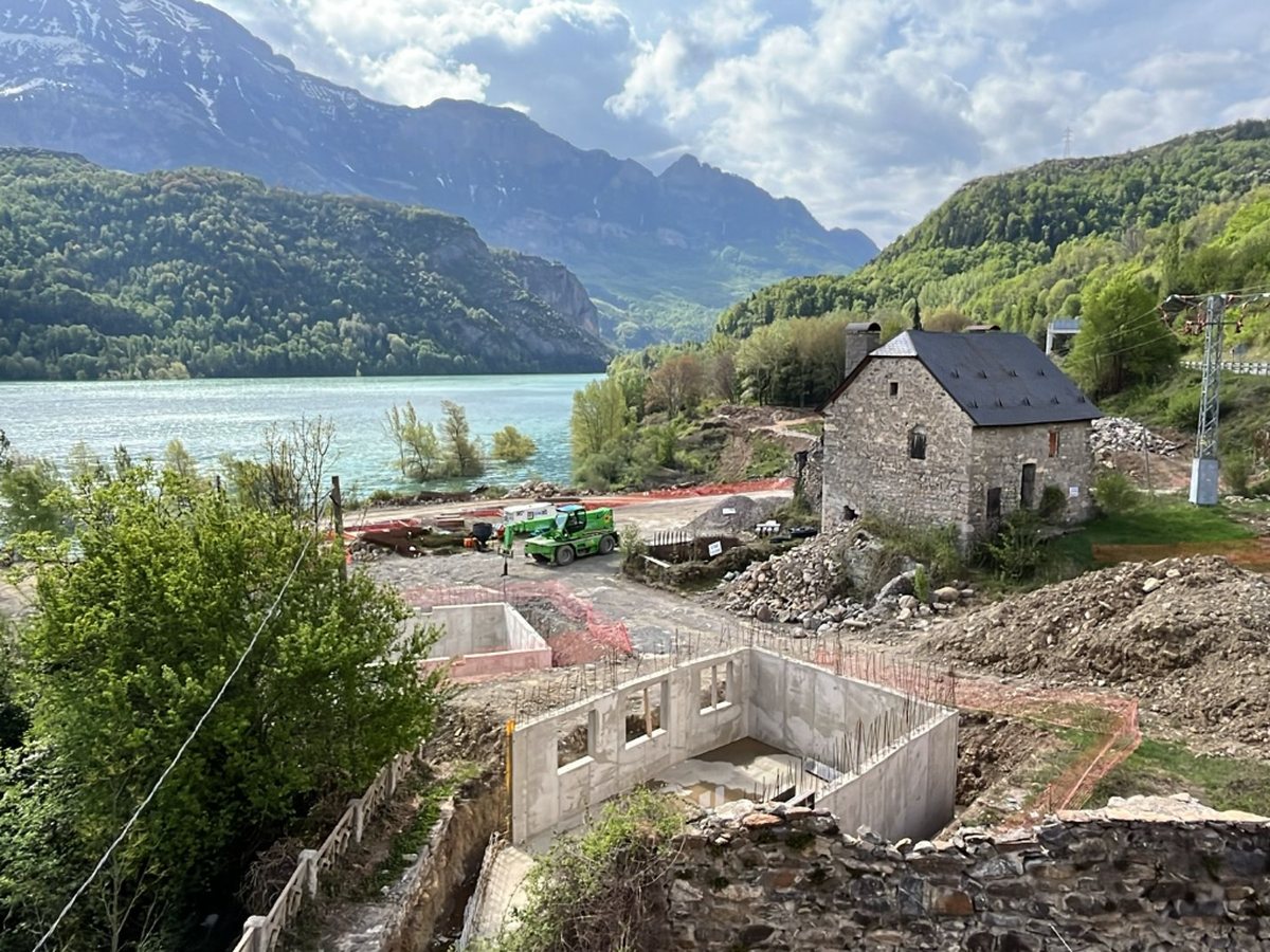 El pueblo de Saqués, con sus casas de piedra junto al embalse y las montañas del Valle de Tena